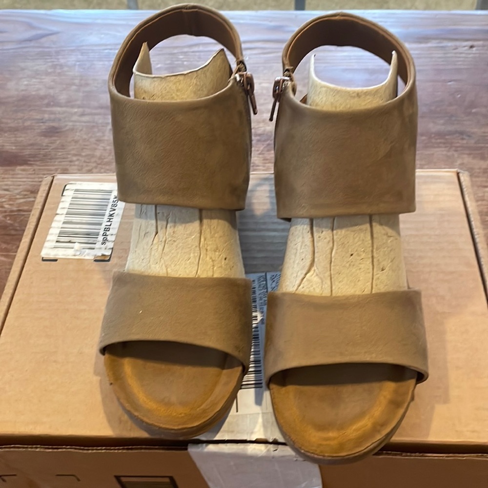 Beautiful tan sandals NIB